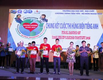 Hội Cựu sinh viên Đại học Mỏ - Địa chất tặng bảng điện tử cho Nhà trường năm 2016